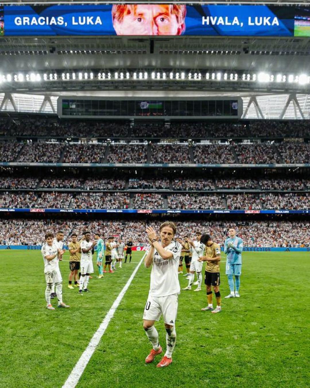 关于比分分析传奇谢幕，球迷泪洒赛场的信息