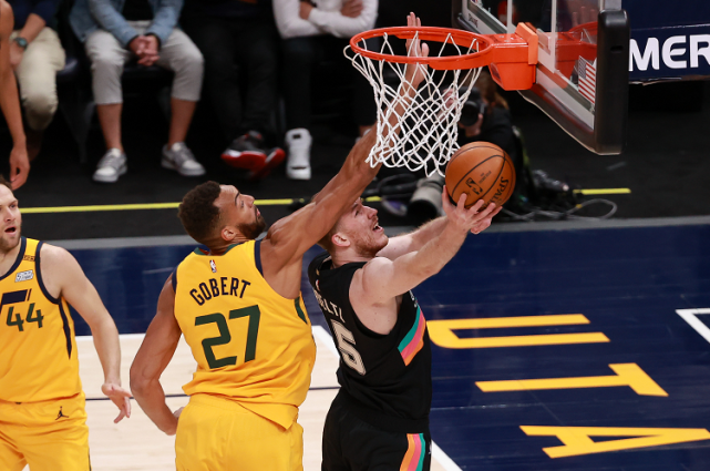 掘金鏖战马刺，戈贝尔刷新纪录